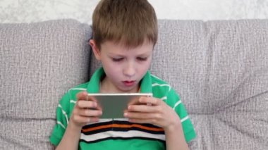 Küçük çocuk bir smartphone üzerinde oynama