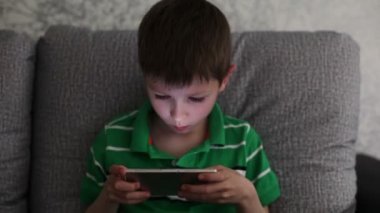 Küçük çocuk bir smartphone üzerinde oynama