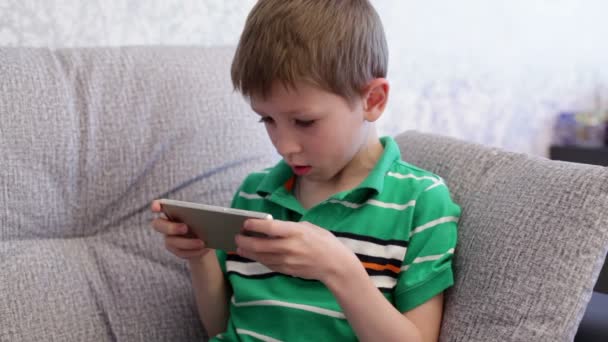 Kleine jongen spelen op een smartphone — Stockvideo