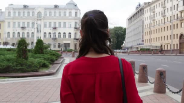 Kadının şehir merkezinde adım geri — Stok video