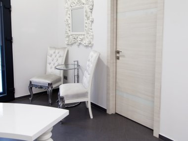 Beyaz tonlarda eklektik iç