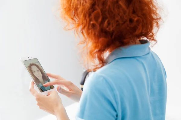 Mujer elige el teléfono inteligente en una tienda — Foto de Stock