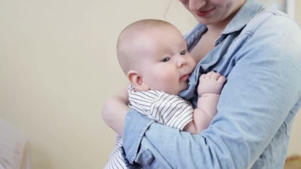 Anne ve küçük bebek oğlu — Stok video