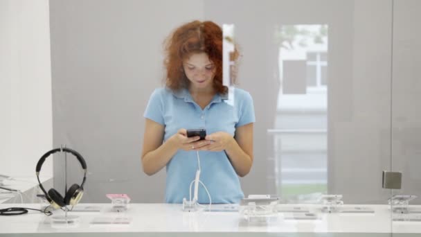 Žena, volba smartphone v obchodě — Stock video