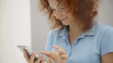 Kadın Smartphone deposunda seçme