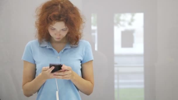 在存储区中选择智能手机的女人 — 图库视频影像