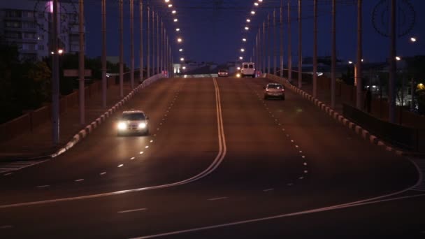 Noční městský provoz — Stock video