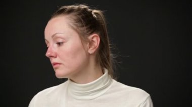 Üzgün kadının yüzünü kapatmak