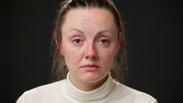 关闭了悲伤的女人的脸 — 图库视频影像