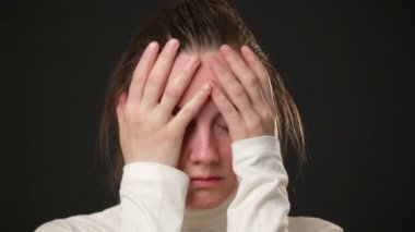 Üzgün kadının yüzünü kapatmak