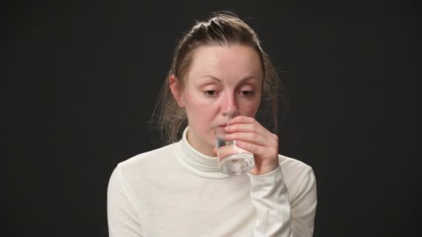 Üzgün kadının yüzünü kapatmak — Stok video