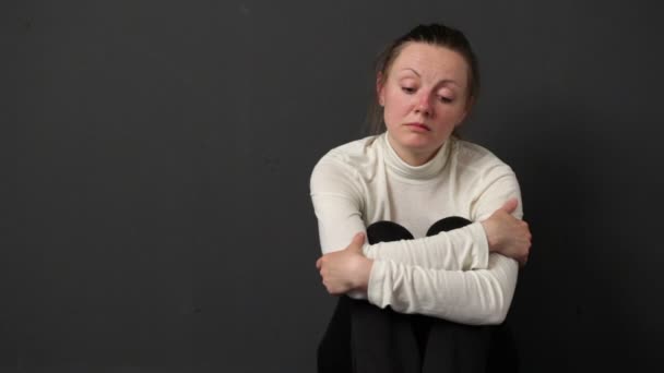 Traurige Frau sitzt auf dem Boden — Stockvideo