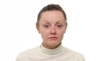 Üzgün kadının yüzünü kapatmak