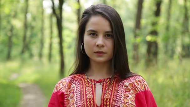 Jovem mulher séria em uma camisa vermelha — Vídeo de Stock