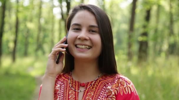 Молодая женщина весело говорить по мобильному телефону — стоковое видео