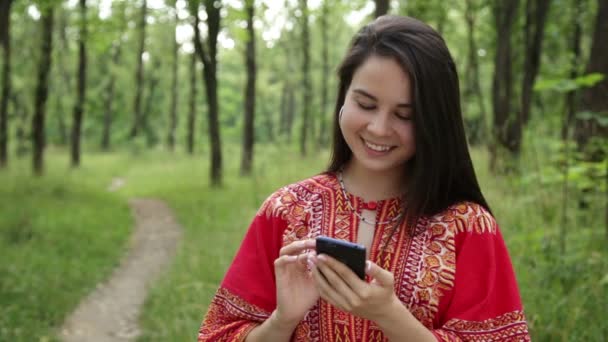 Vrouw met een smartphone in de handen — Stockvideo