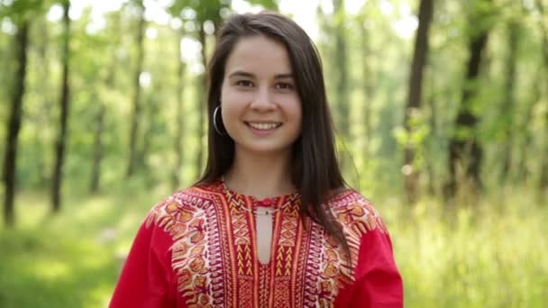 Menina bonita em vestido vermelho sorrindo — Vídeo de Stock