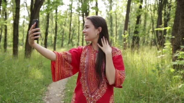 Woman photographing herself in park — Stock Video