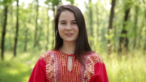 Menina bonita em vestido vermelho sorrindo — Vídeo de Stock