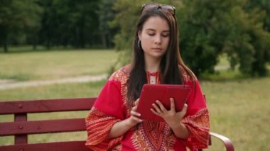 Kırmızı elbiseli güzel Asyalı kız