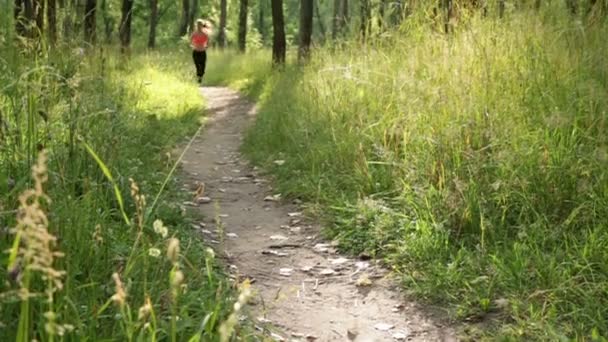 Sportieve vrouw draait op pad — Stockvideo