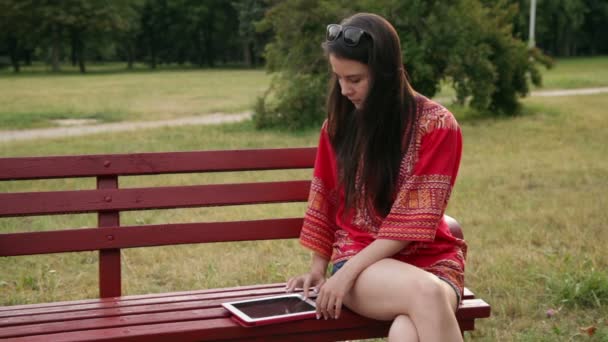Женщина листая через планшетный компьютер — стоковое видео
