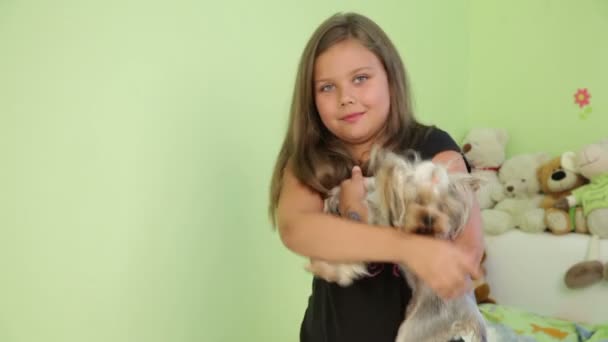 Meisje speelt met haar hond — Stockvideo