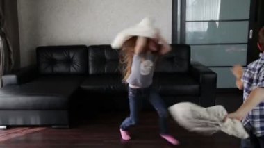 Yastık kavgası - üç çocuk