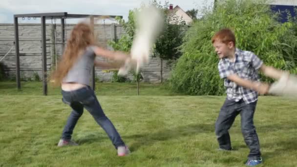 ツリー子供たちが庭で遊んでいます。 — ストック動画