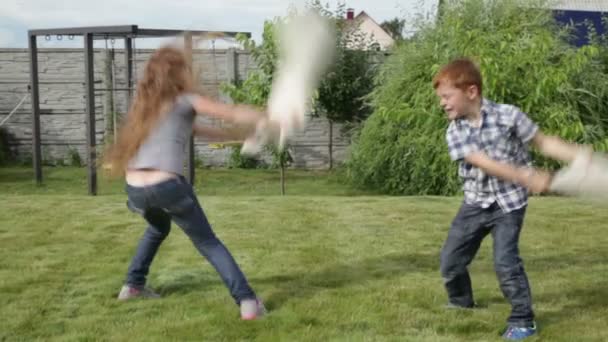 Boom kinderen spelen in de tuin — Stockvideo