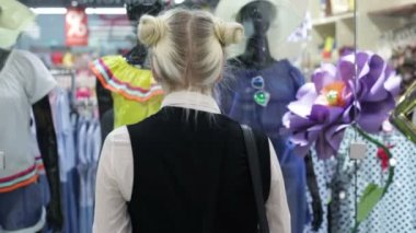 Alışveriş merkezinde alışveriş.