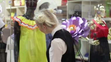 Alışveriş merkezinde alışveriş.