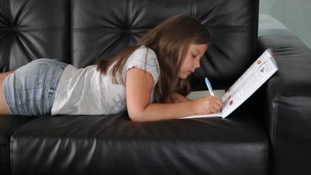 Chica de la escuela está haciendo la tarea — Vídeos de Stock