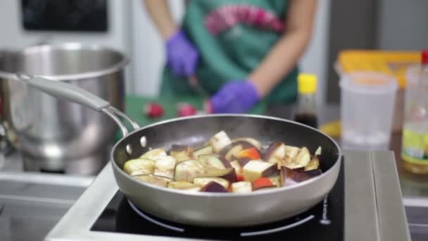 Ragù di melanzane viene stufato nella padella — Video Stock