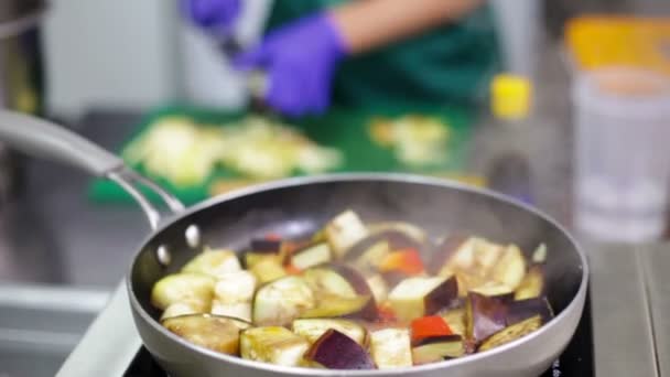 Рагу з баклажанів готують на сковороді — стокове відео