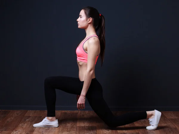 Jovem mulher fitness fazendo exercício — Fotografia de Stock