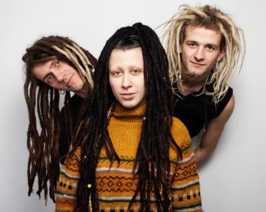 Üç genç insanlar dreadlocks ile