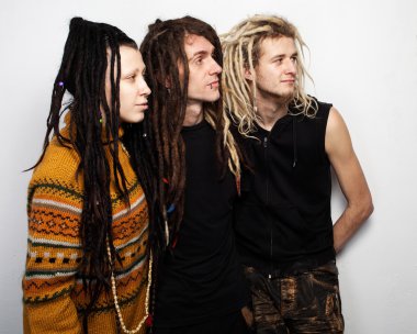 Üç genç insanlar dreadlocks ile
