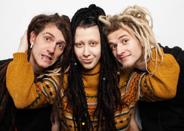 Drei junge Leute mit Dreadlocks — Stockfoto