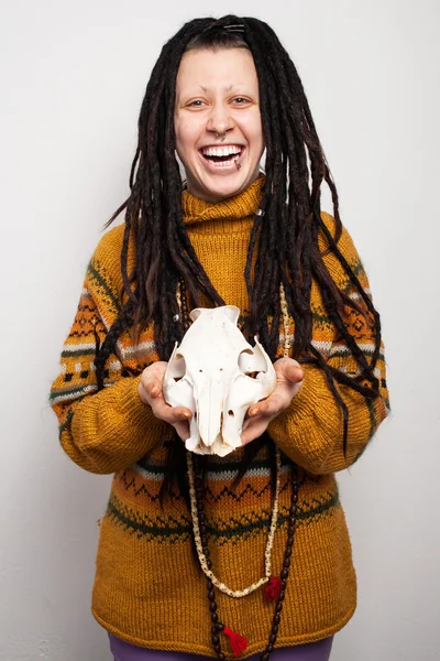 Jeune femme bizarre avec dreadlocks — Photo