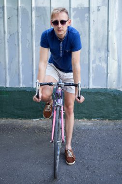 adam Bisiklete binmeyi gidiyor