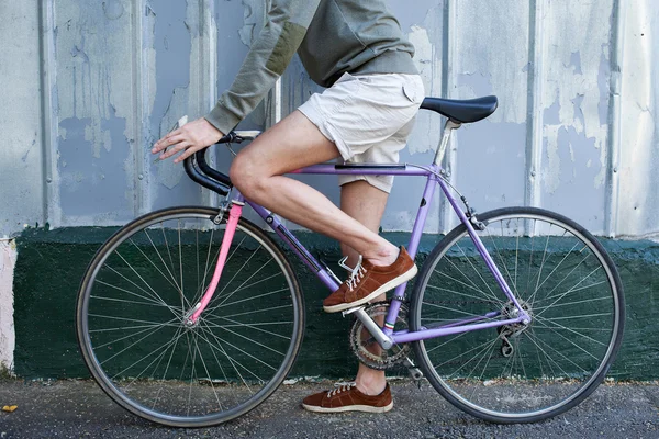 Mann in kurzen Hosen trägt das Fahrrad — Stockfoto