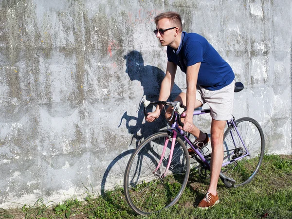 Mann trägt das Fahrrad — Stockfoto