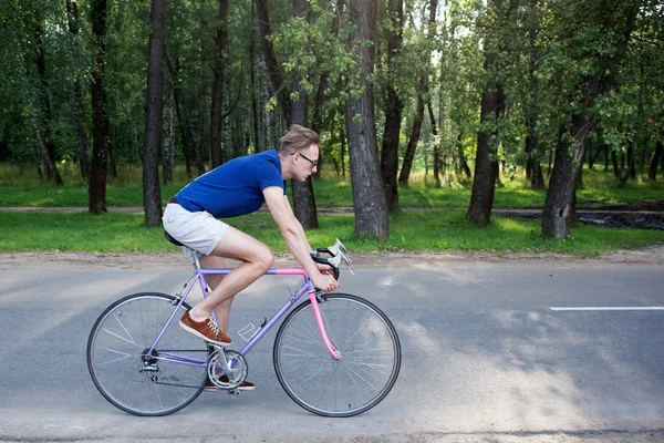 Mann mit Fahrrad unterwegs — Stockfoto