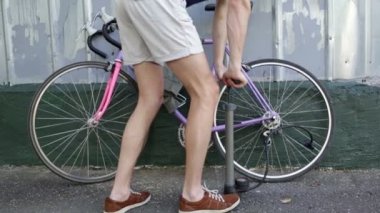 adam geliyor ve tekerlek pompa