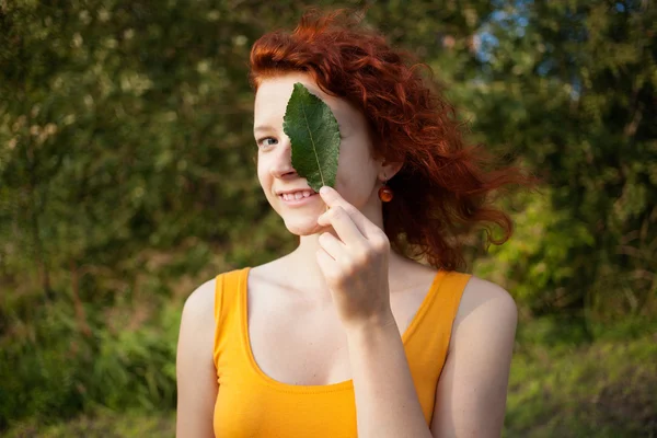 Genç kadın zencefil