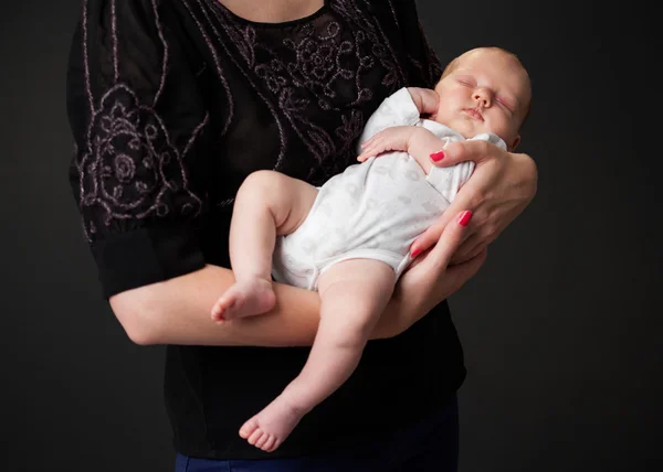 Mujeres manos sosteniendo a un bebé recién nacido — Foto de Stock