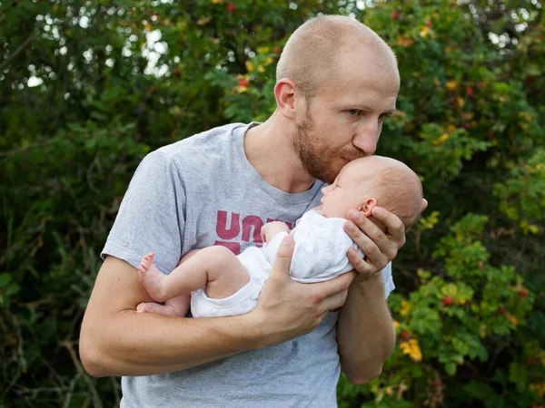 Padre besando al bebé — Foto de Stock