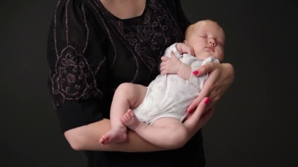 Bambino sta dormendo sulle mani delle madri — Video Stock