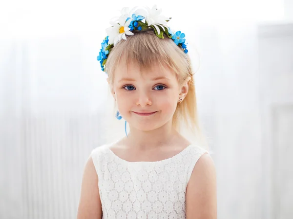 Porträtt av en blond liten flicka — Stockfoto